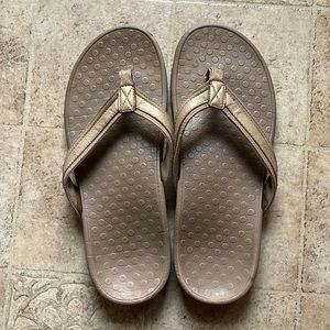 Vionic Womens sandals beige sz 10